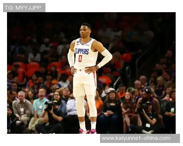 拉塞尔威斯布鲁克的篮球传奇与职业生涯的辉煌瞬间回顾